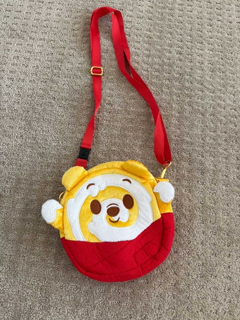 Disney Munchlings Winnie the Pooh Cinnamon Roll Crossbody Bag